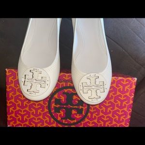 Woman Tory Burch ballerina flats shoes.